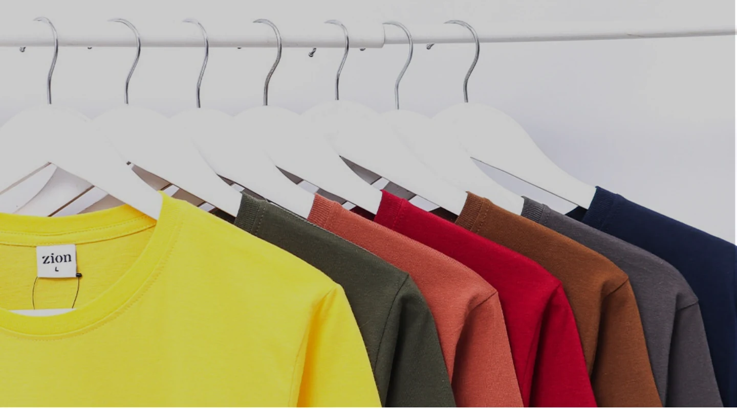 Deretan kaos Zion aneka warna tergantung di rak