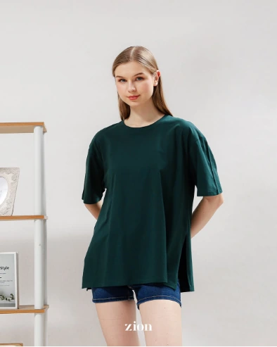 Model perempuan memakai kaos Zion Minimalis Cotton Combed warna hijau tua