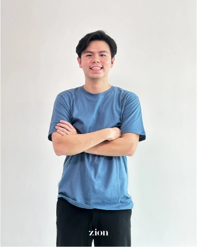 Model laki-laki memakai kaos Zion Oversized Cotton Combed warna biru