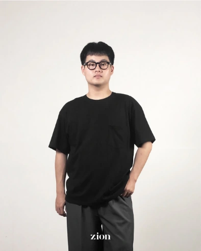 Model laki-laki memakai kaos Zion Oversized Cotton Combed warna hitam