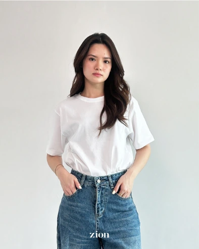Model perempuan memakai kaos Zion Minimalis Cotton Combed warna putih
